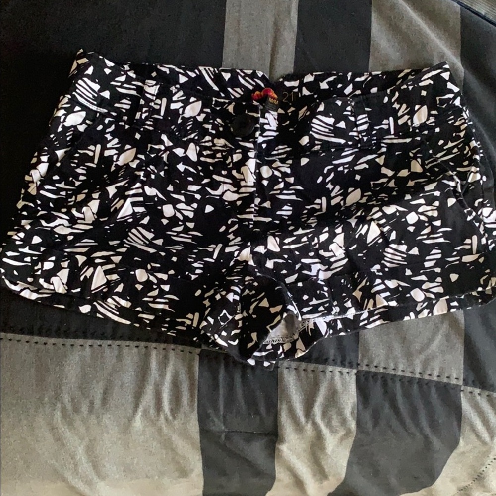 No. 21 B&W Shorts